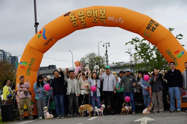 18일 서울 반포한강공원에서 열린 '제2회 동물행복페스타' 오전 행사인 '동물행복런' 참가자들이 기념사진을 찍고 있다.