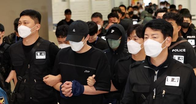 경찰, '캄보디아 송환' 64명 주말 집중 수사… '무더기 영장' 가능성