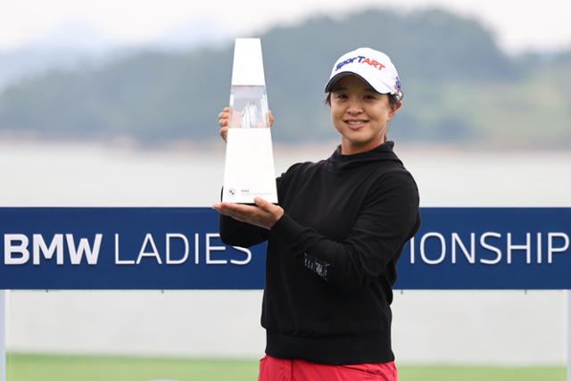 '<b>빨간 바지</b>의 마법사' <b>김세영</b>, 5년 만에 LPGA 정상... BMW 챔피언십 <b>우승</b>