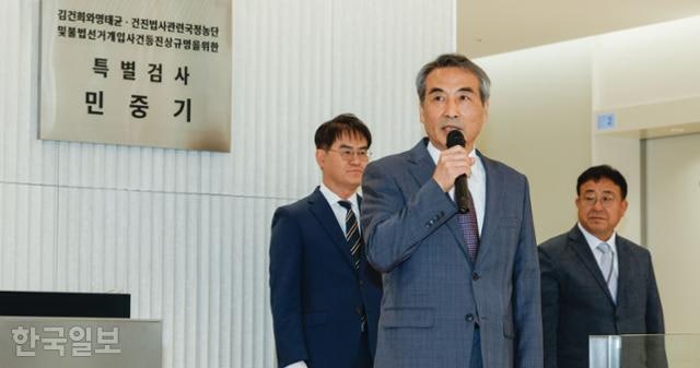 고개 숙인 민중기 특검 "주식 논란 죄송, 위법은 없어"… 매도 경위는 함구