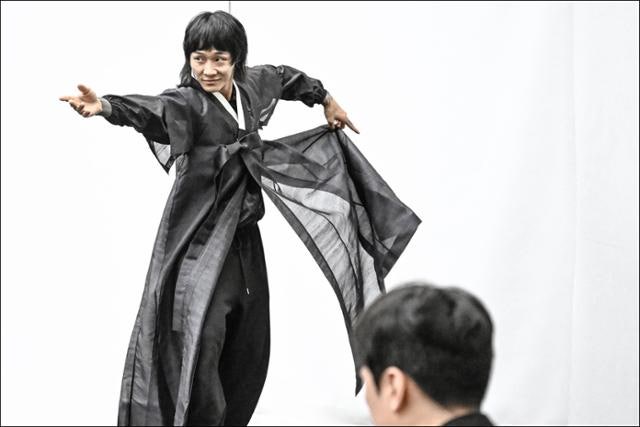 기무간 "오랜만에 진한 한국무용" … 모방하되 정교화한 전통춤 '미메시스'