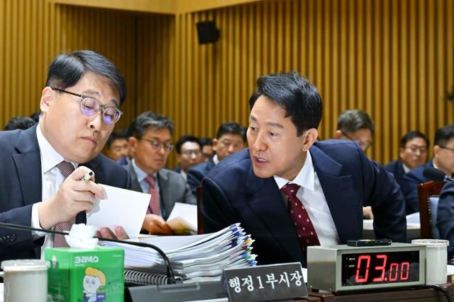 서울 집값 급등 원죄 따지며 난타전..."과도한 규제" vs "졸속 행정"