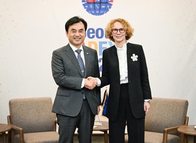 "육해공 무기체계, 한국에 맡겨달라"…<b>안규백</b>, ADEX서 연쇄 <b>방산 세일즈</b>