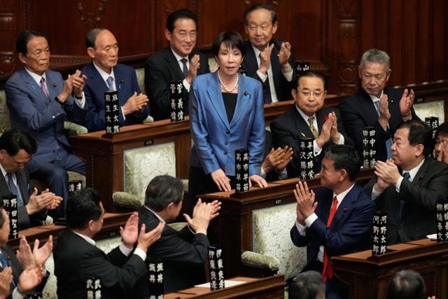 '강경 보수' 다카이치 日 총리에... 中 "<b>역사</b>문제 등 기존 약속 지켜야"