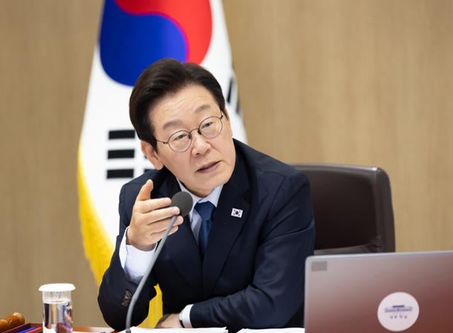 이 대통령, 北 김정은에 "상대방 만나 <b>대화</b>하는 게 문제 해결 첫걸음"