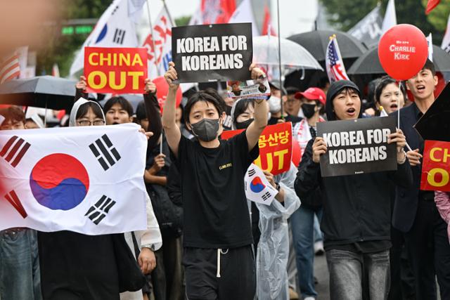 자유대학과 부정선거방지대를 비롯한 보수단체 회원들이 개천절인 3일 정부 규탄 집회를 열고 서울 종로를 따라 행진하며 차이나 아웃(China Out) 등의 구호를 외치고 있다. 하상윤 기자