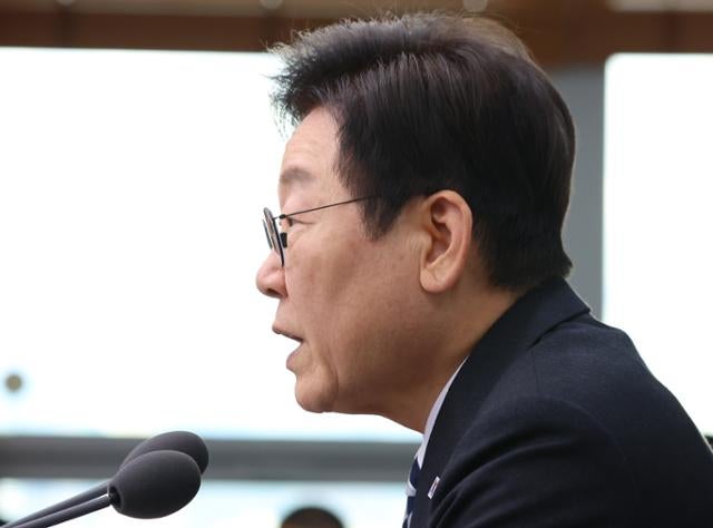 이 대통령 "<b>관세 협상</b>, 시간·노력 더 필요"… 'APEC 노딜' 가능성도 열...