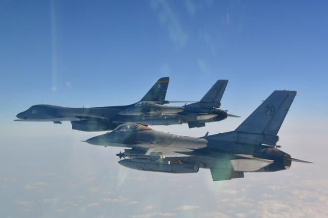 미군, 베네수엘라 인근에 B-1 폭격기 띄워…육상 타격 가능성도 시사