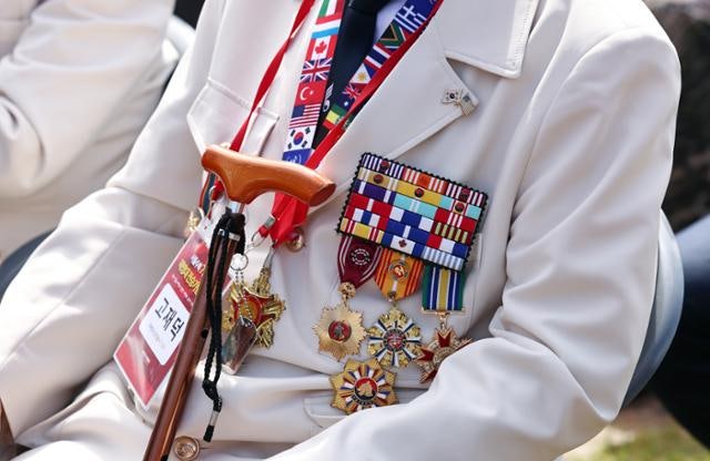 군인의 희생이 아름다운가… 청력 70% 잃은 '겁쟁이 군인'의 고백