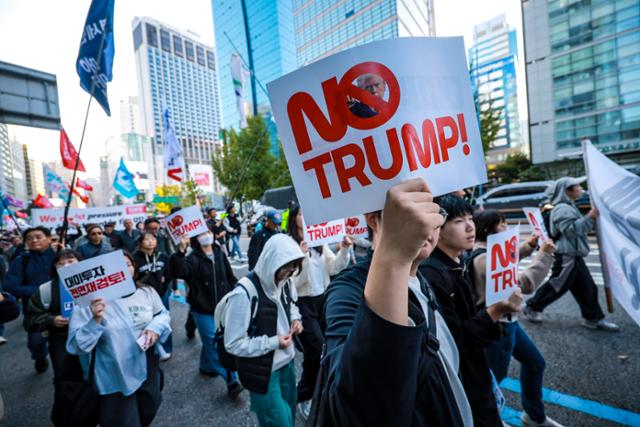 25일 서울 중구 세종대로에서 열린 대미투자 전면 재검토 NO 트럼프 범시민대행진에서 참가자들이 주한민국대사관으로 행진하고 있다. 뉴시스