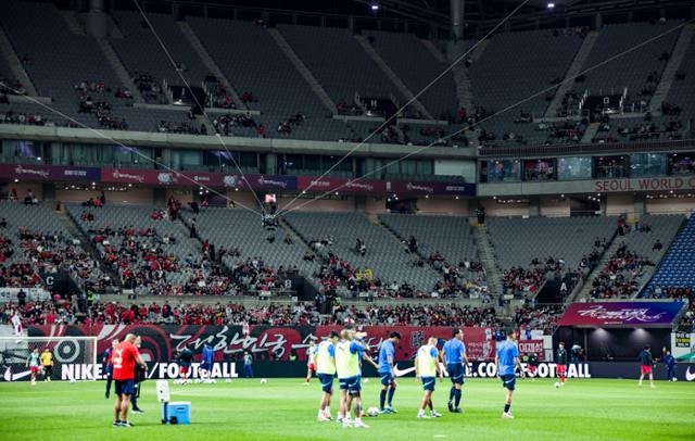 손흥민 뒤에 숨은 한국 축구의 어른들…A매치 관중 급감은 '당연' [Deep&wide]