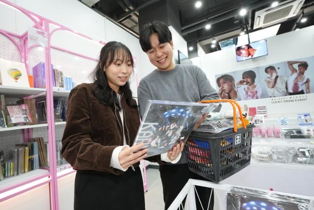 세븐일레븐, 서울 명동에 'K팝 팬덤존' 품은 매장 선보여