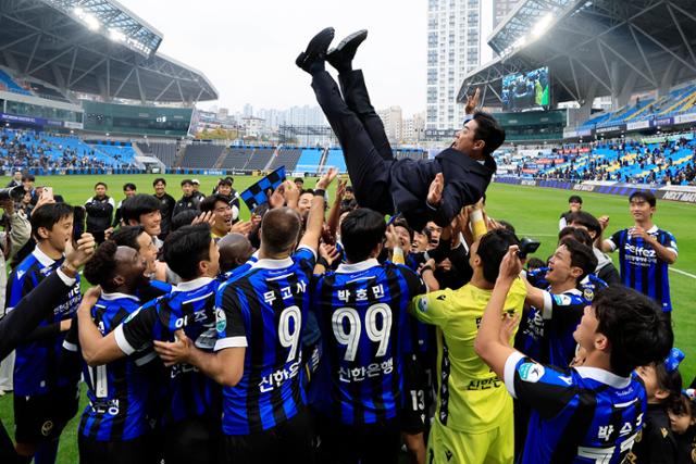 '윤정환 매직' 통했다!...K리그2 인천, 한 시즌 만에 승격