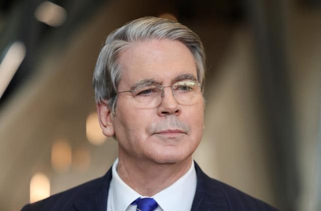 美 재무 "中 희토류 수출 통제 1년 유예… 관세 부과 피할 듯"