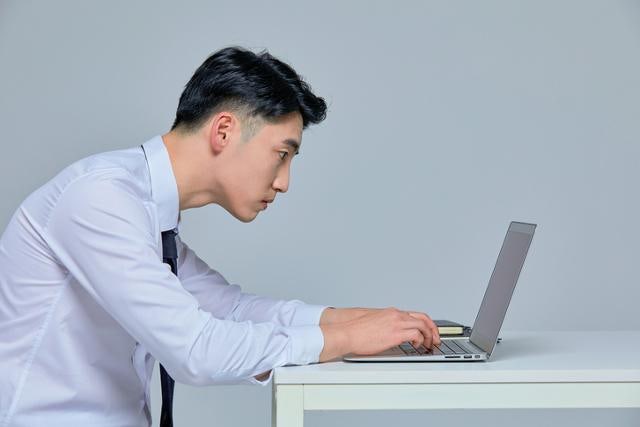 흔한 ‘목 긴장 증후군’, 디스크와 다르지만 방치하면 디스크 된다