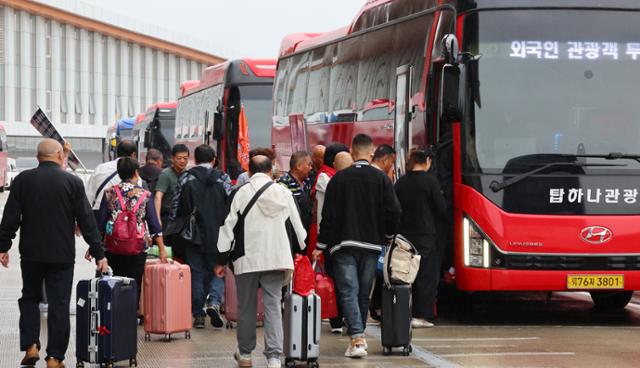 13일 인천 연수구 인천항 국제여객터미널을 통해 입국한 중국인 단체관광객들이 관광버스로 이동하고 있다. 기사와 직접적 관련이 없는 사진이다. 연합뉴스