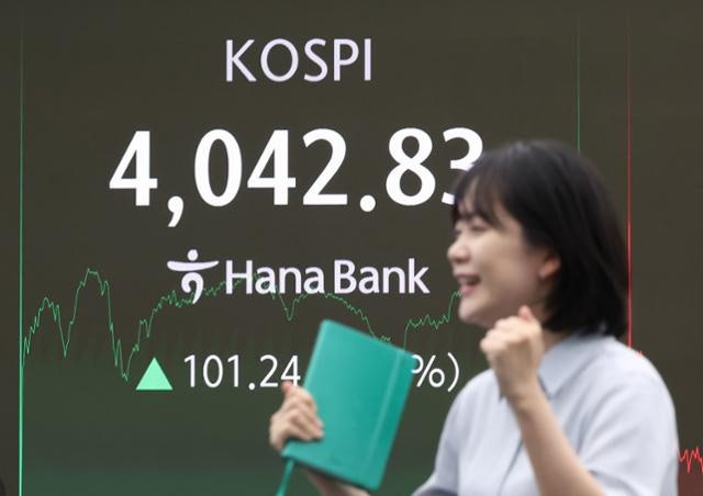 코스피 45년 만에 4000선 고지…'10만전자' 업고 10월만 18% 상승