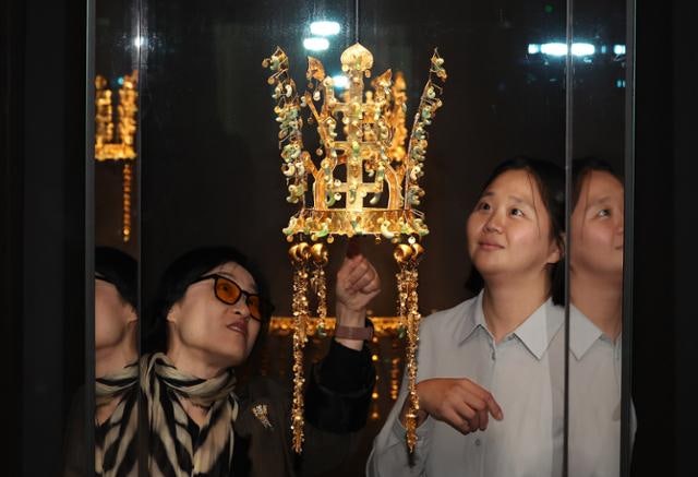 신라 금관 6점 104년 만에 한자리에… APEC 맞는 황금 유물들