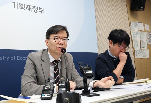 기재부 "국내 주식 밸류 여전히 낮고, 외국인 자금 유입 여력 충분"