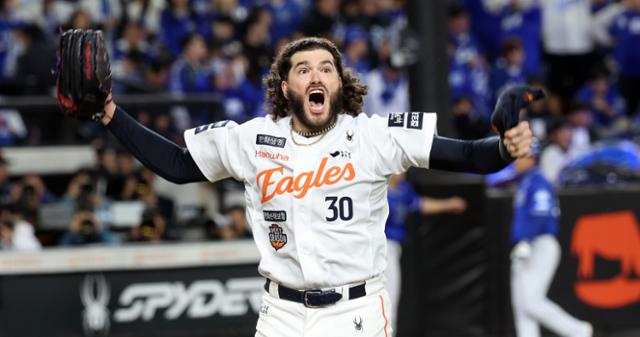 선발 날개 꺾인 '독수리'... 폰세만 바라본다