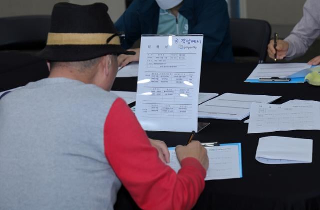 사회복지 분야 취업한 고령자 100만 '훌쩍'... 농업도 추월했다