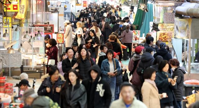 [사설] 소비 쿠폰이 이끈 깜짝 성장, 구조 개혁해야 지속 가능