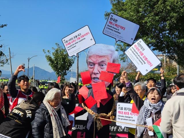 경주는 '트럼프 블랙홀'…"고 홈" "환영" 종일 곳곳서 찬반 집회