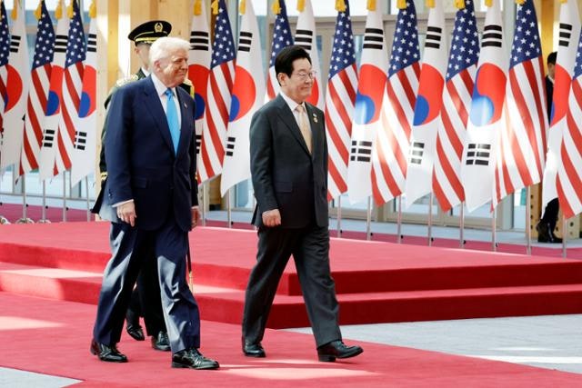 '국빈 방한' 트럼프, 예포 21발부터 금 브라우니까지 '극진 대접'