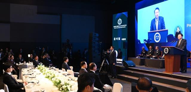 '매관매직' 이봉관·이배용 특검 수사… 국가조찬기도회 존폐 기로