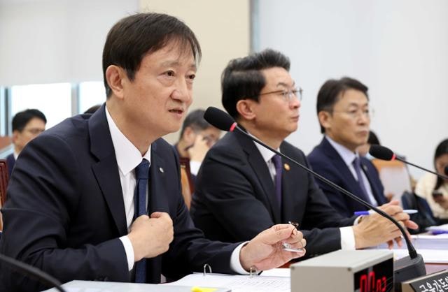 [사설] 부동산 '내로남불' 끝을 보여준 금감원장