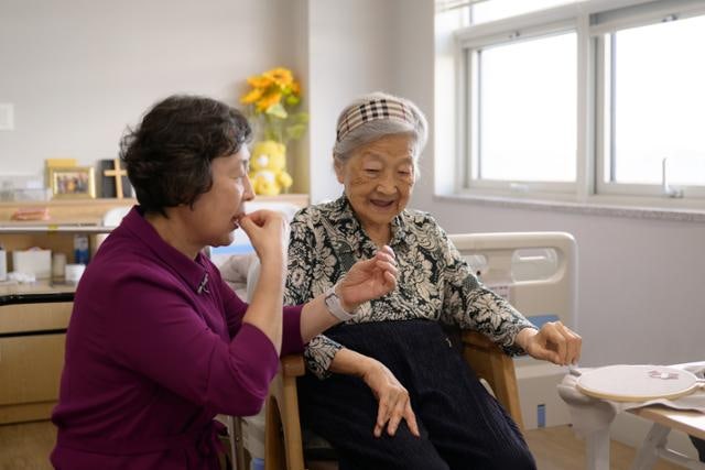 "엄마 요양원 보내며 뭐라고 해요?"...죄책감 빠진 보호자 위한 팁 [잘생, 잘사]