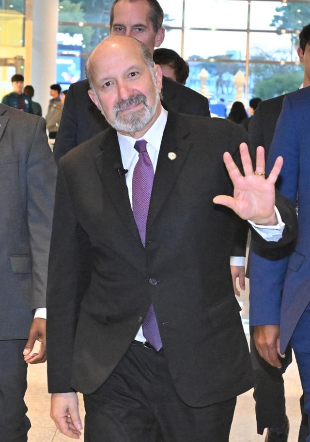 [단독] 러트닉 "함께 사진 찍고 싶다"...장인화 포스코 회장 콕 집었다