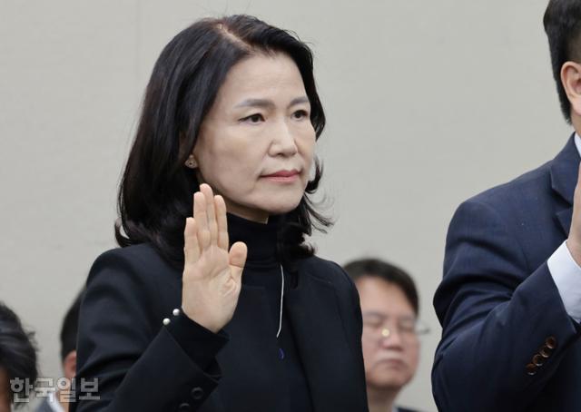 이진숙 전 방송통신위원장이 30일 서울 여의도 국회에서 열린 과학기술정보방송통신위원회 종합감사에서 증인 선서를 하고 있다. 고영권 기자