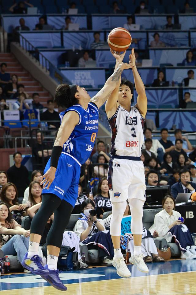 KCC <b>허웅</b>, 생애 첫 번째 <b>라운드 MVP</b> 선정… <b>1라운드</b> '최고의 별' 우뚝