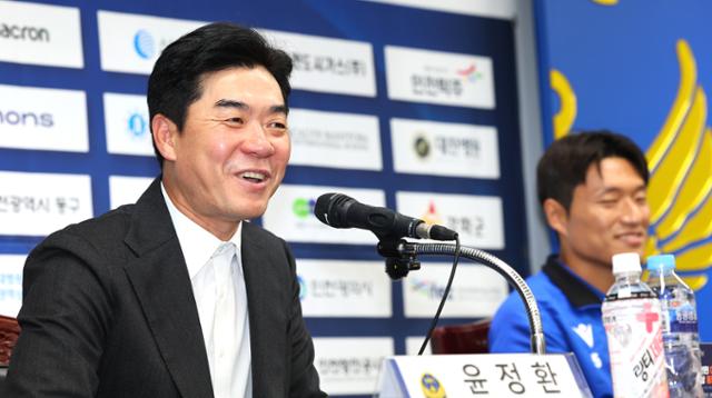 1년 만에 승격 이뤄낸 윤정환 감독 "선수들과 진실한 소통...내년 인천과 동행 여부는 미지수"