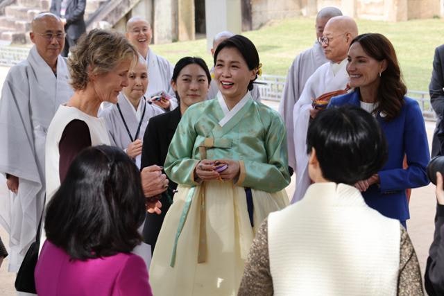김혜경 여사, APEC 회원국 영부인들에 핫팩 든 '복주머니' 선물