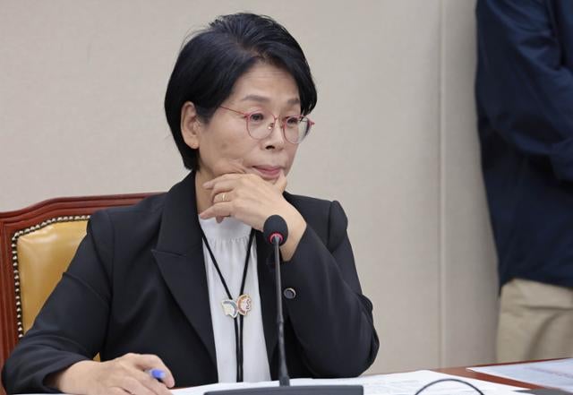 결국 고개 숙인 최민희... 與 지도부 '위원장 사퇴' 선 긋기, 野는 십자포화