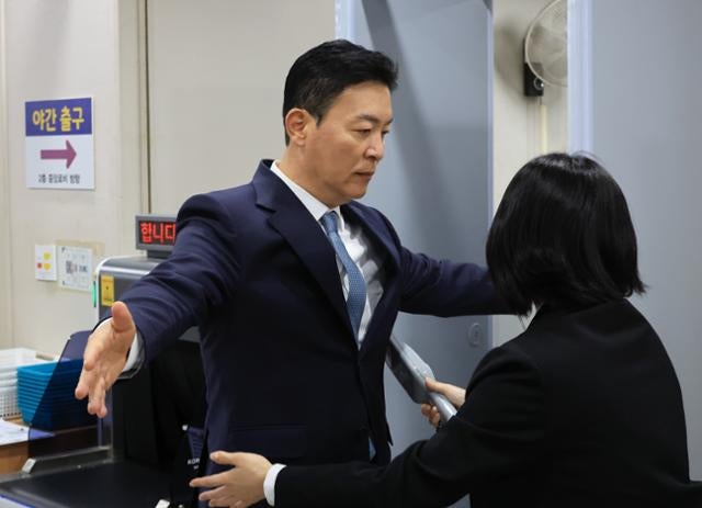 尹, 재판 내내 '증인 김성훈' 쳐다봐… 김건희 텔레그램 제시되자 발끈