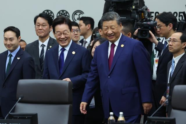 이 대통령, <b>시진핑</b> '황남빵' 언급에 함박<b>웃음</b>...첫 다자 무대도 여유롭...