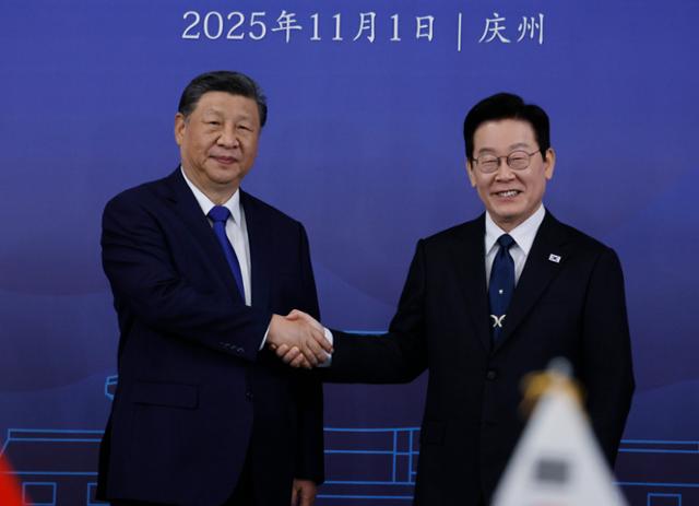 이재명 대통령과 시진핑 중국 국가주석이 1일 경북 경주 국립경주박물관에서 열린 한중 정상회담에서 기념 촬영을 하고 있다. 경주=왕태석 선임기자