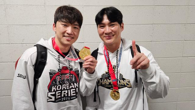 '쌍둥이 우승 주장' 오지환-박해민, 서로가 있어 이룰 수 있었던 두 번의 우승