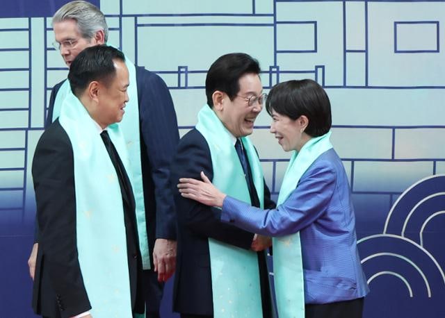 '외교 무대 성공적 데뷔'…日 다카이치 지지율 82%