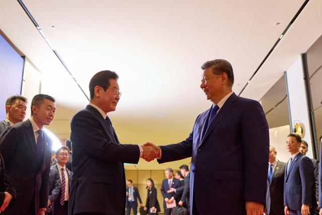 이재명 대통령이 1일 경북 경주 소노캄에서 열린 국빈만찬을 마치고 시진핑 중국 국가주석을 환송하는 모습. 이재명 대통령 SNS