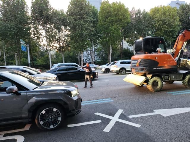 "사고 현장이 꿈에도 나와" 버스에 치일 듯 아찔한 근무, '이 직업'이 산재 못 받는 이유는
