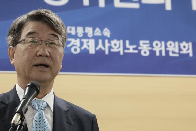 김지형 경사노위원장, 추락한 '사회적 대화 기구' 위상 세울 수 있을까