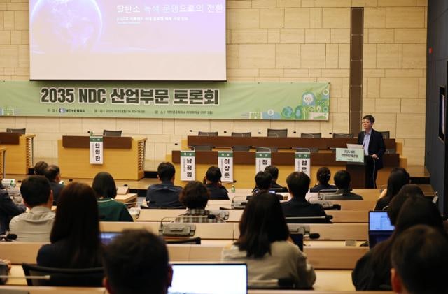 '5만 원 논란' 불 지핀 산업계 "온실가스 감축이 지나치면 생산량 감소 가져온다"