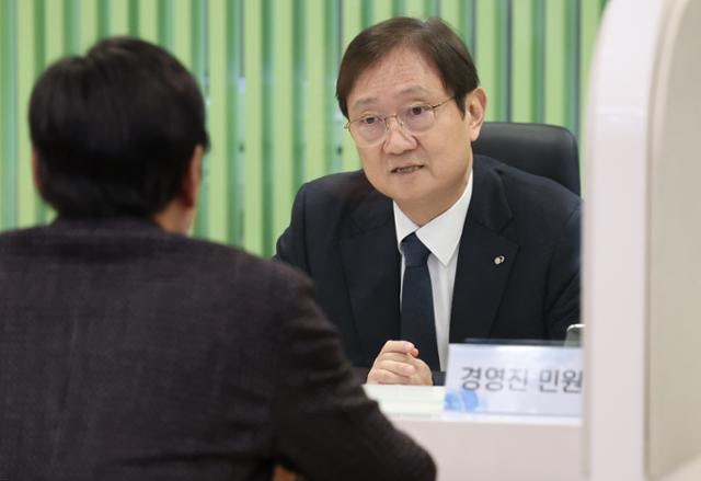 '벨기에 부동산 펀드' 투자자 만난 이찬진 "불완전판매 시 배상 재조정"