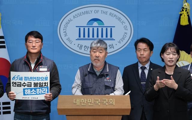 "65세까지 정규직" vs "임금 깎고 비정규직"...노동계가 불지핀 정년연장 논쟁