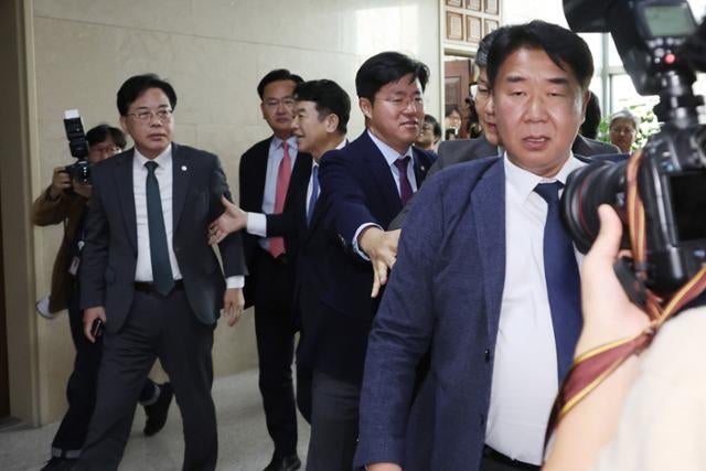 '<b>배치기</b>' <b>충돌</b>까지… 대통령실 첫 국감, <b>김현지</b>·주진우 논란에 파행