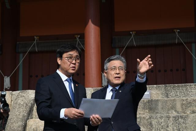 '<b>종묘 앞 고층빌딩</b>' <b>논란</b>에 종묘 찾은 문체부 장관 "해괴망측한 일"